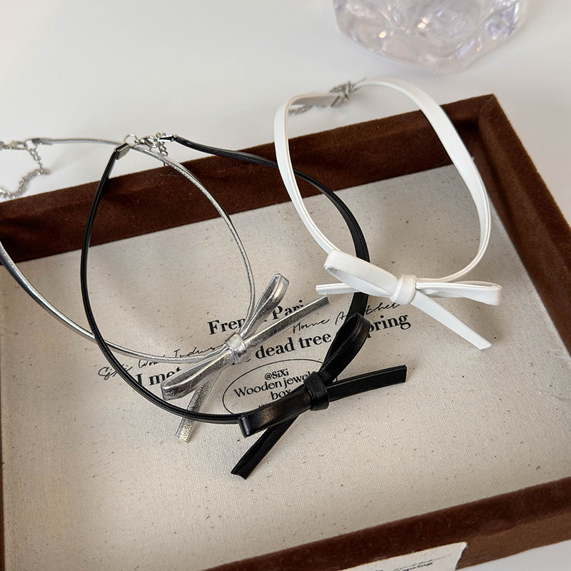 Шкіряний чокер з бантом