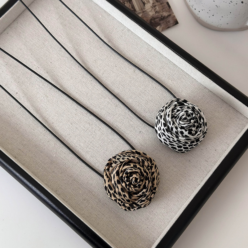 Leopardtryck Ros Choker Halsband