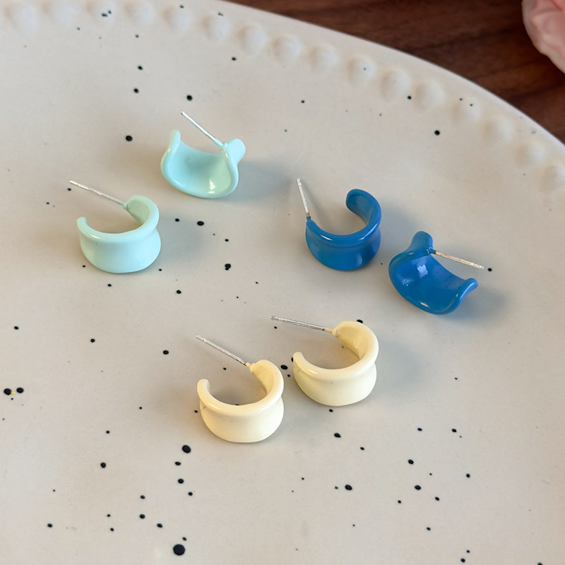 أقراط مينا متقاطرة على شكل C