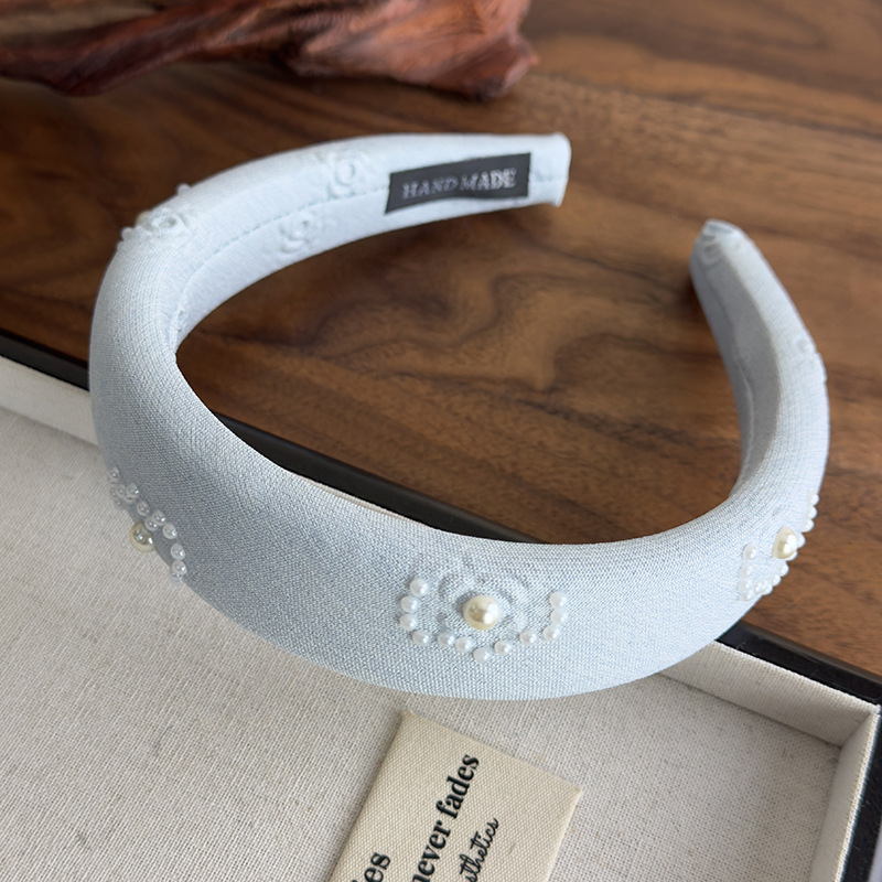 Coleteros y Diademas con Perlas Florales en Relieve