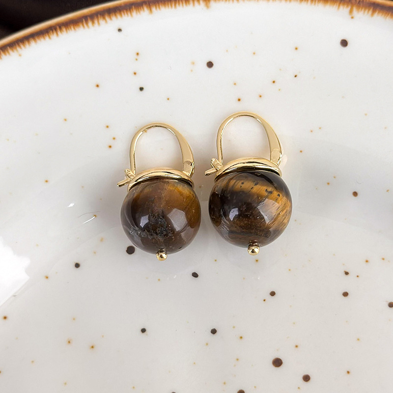 أقراط متدلية من عين النمر