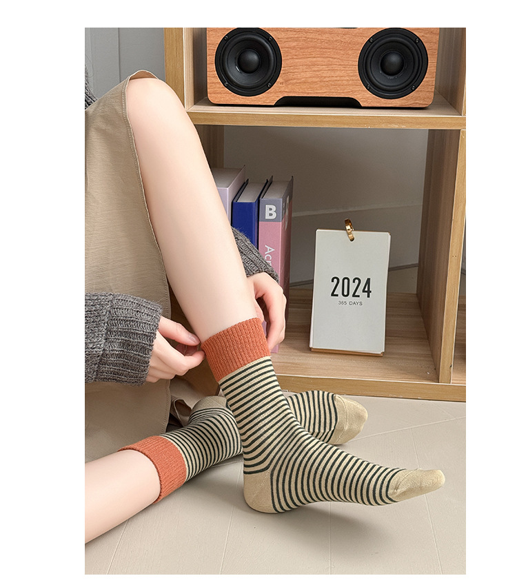 Meias Mid-Calf com Bloco de Cor