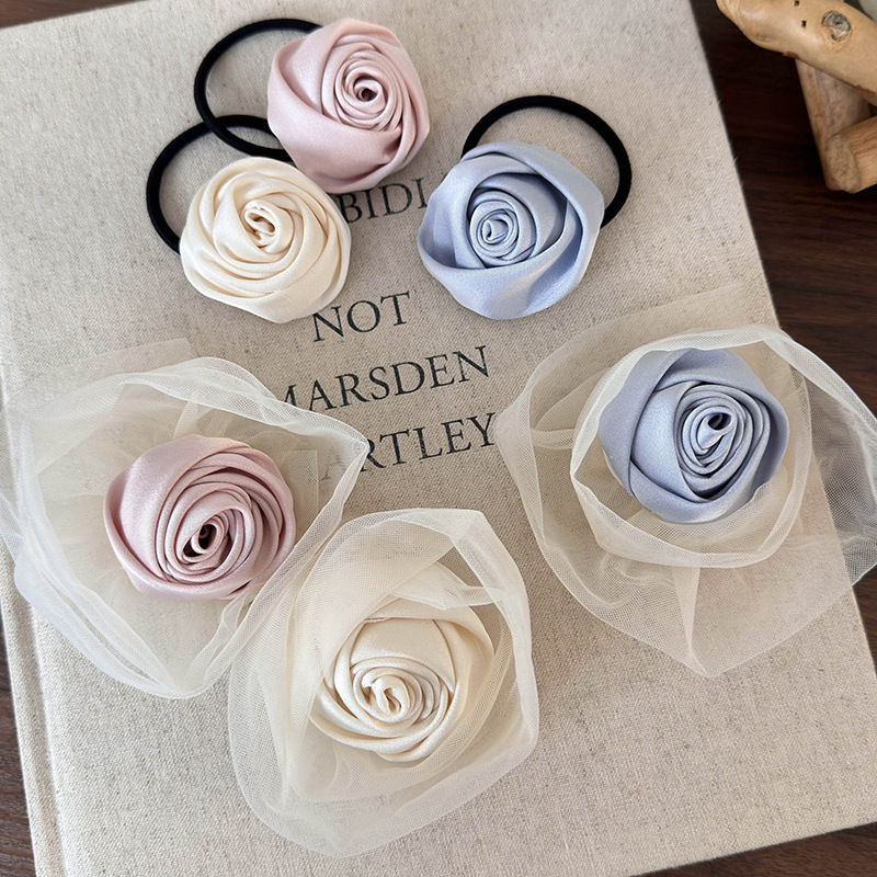 Satin-Rosen-Haarklammer- und Haargummi-Set