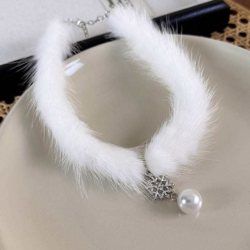 Намисто з лисячим хутром та перлинами