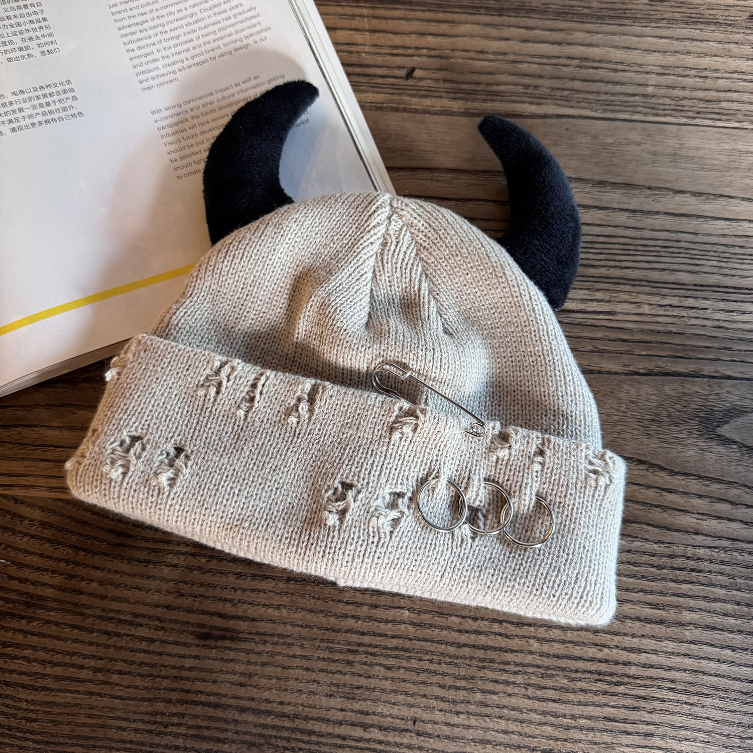 Gorro de Malha Rasgado com Chifres