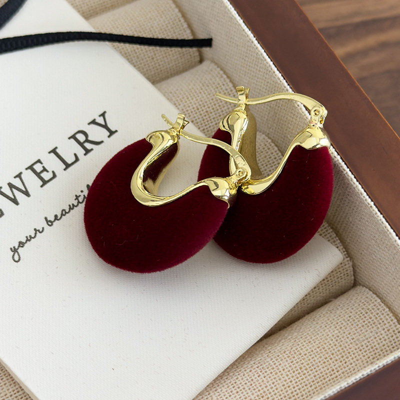 Червоні оксамитові сережки U-подібної форми