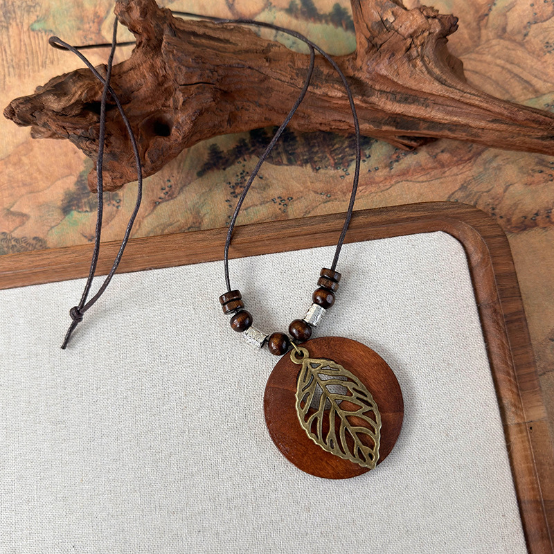 Довге богемне намисто з дерев'яною підвіскою-листком