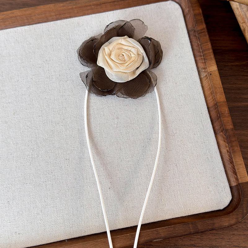 สร้อยคอช็อกเกอร์ดอกกุหลาบแห้งและดอกคาเมลเลีย