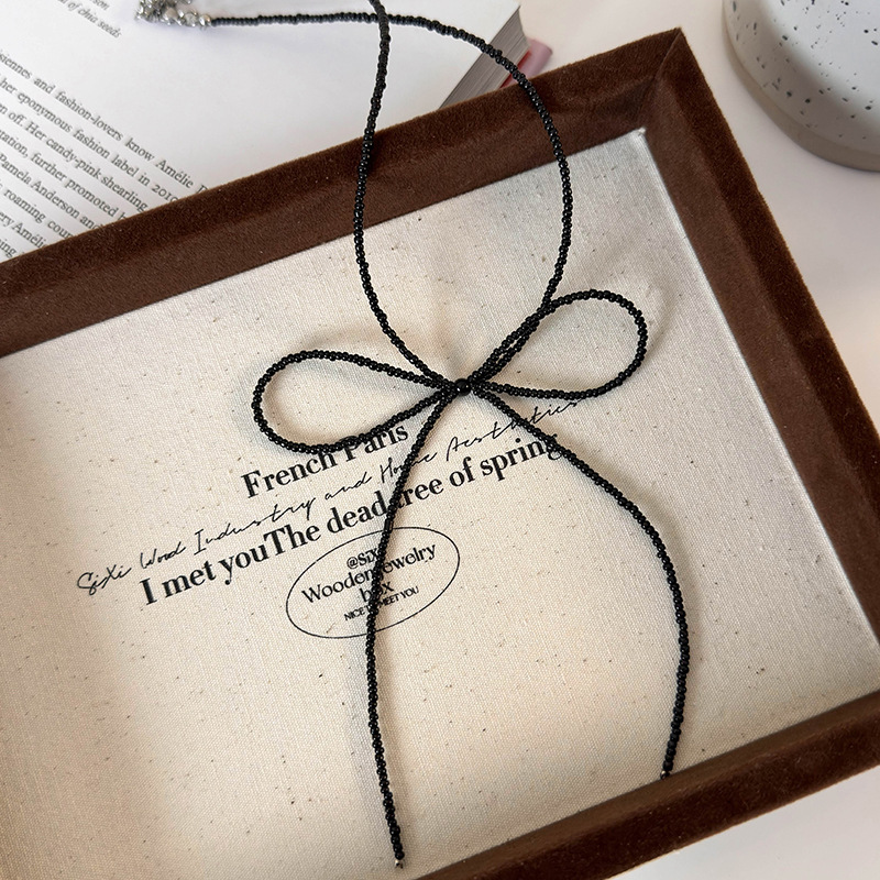 Чорне намисто з бантом