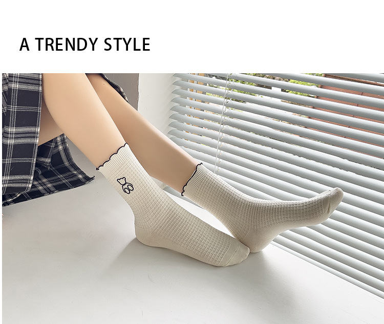 Meias de Cano Médio de Renda com Urso Bordado