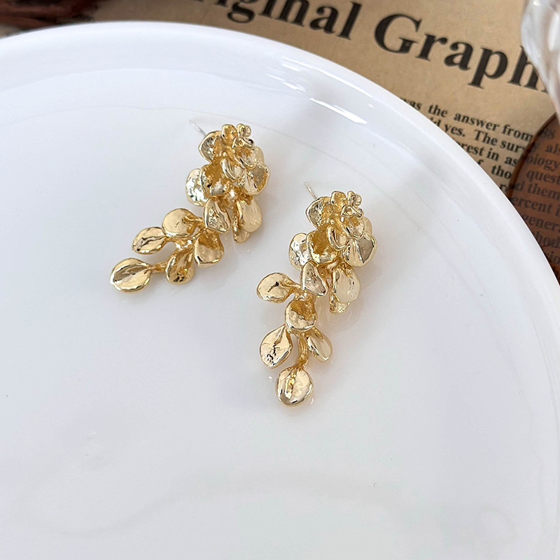 أقراط معدنية بتصميم الزهور والأوراق والشرابات