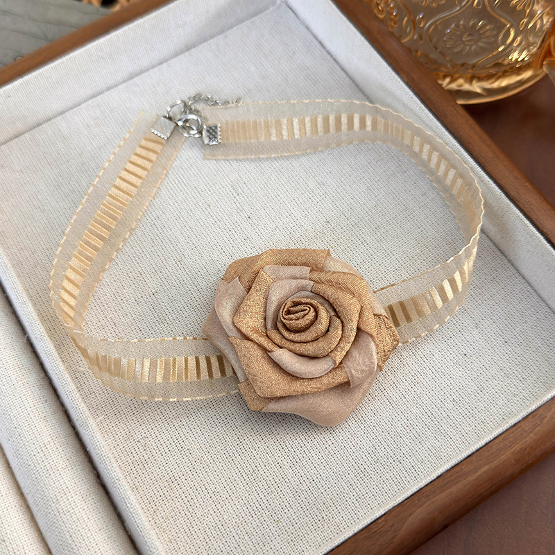 Намисто-чокер із засушеною трояндою