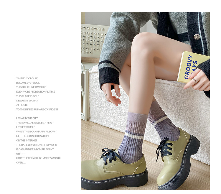 Meias de mulher até meio da canela com blocos de cor roxa e listras