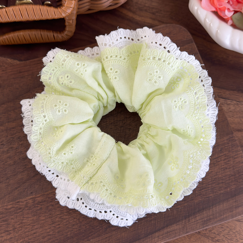 Hair Scrunchie z Haftowaną Koronką