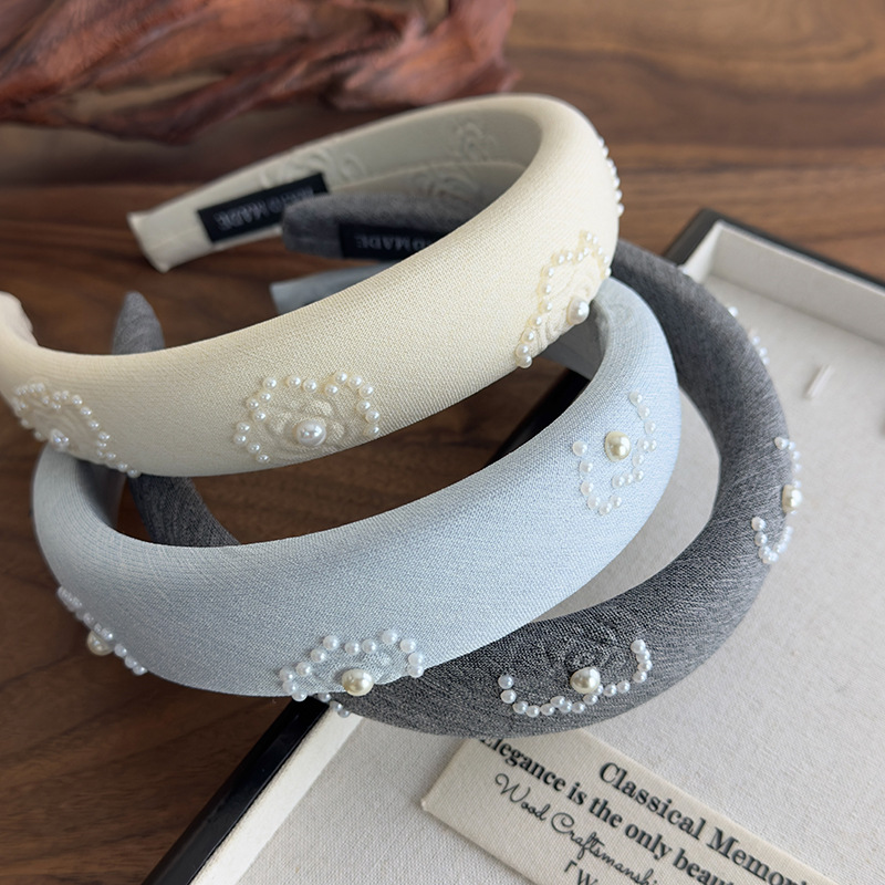 Coleteros y Diademas con Perlas Florales en Relieve