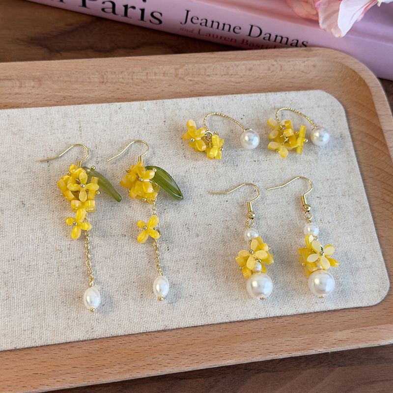 진주 술 플로럴 귀걸이