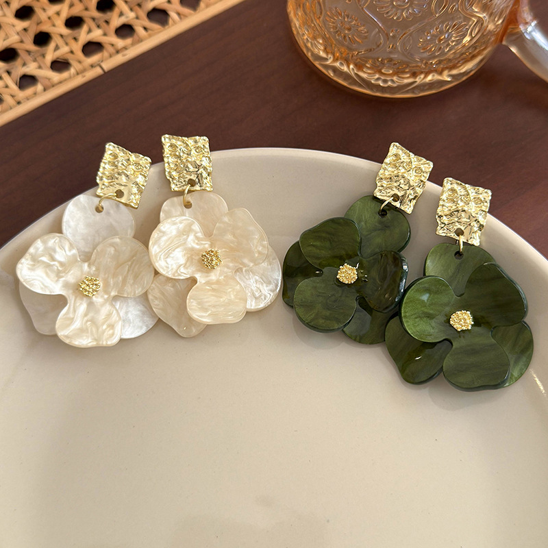 أقراط مزهرة كلاسيكية