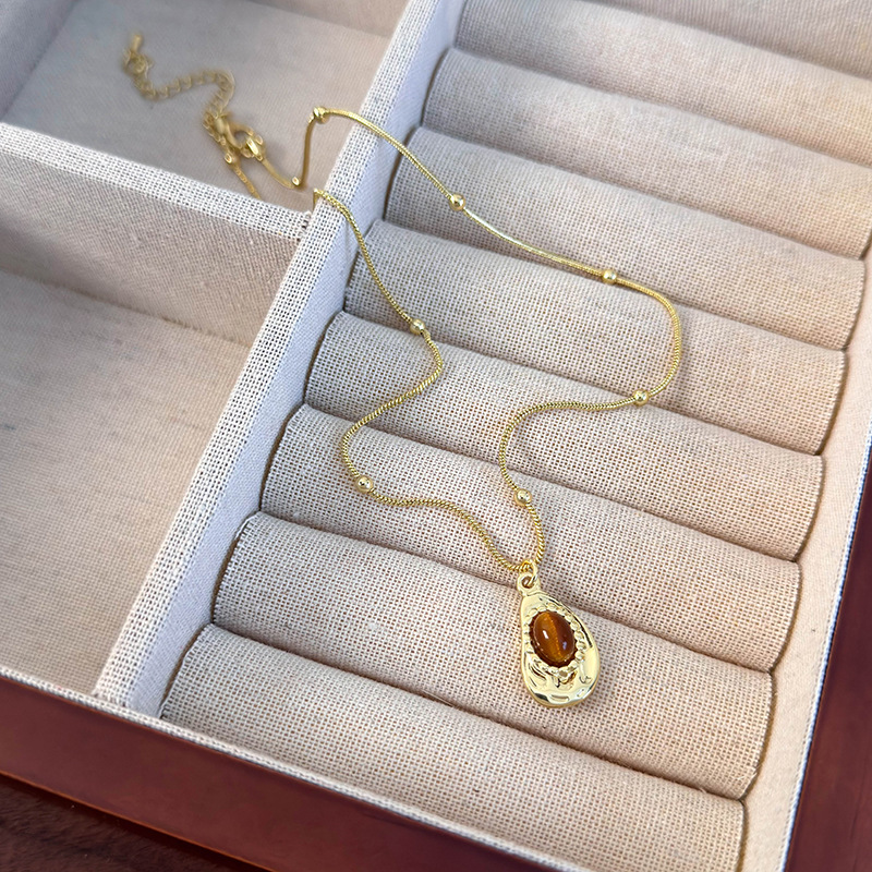 قلادة بقلادة هندسية من عين النمر