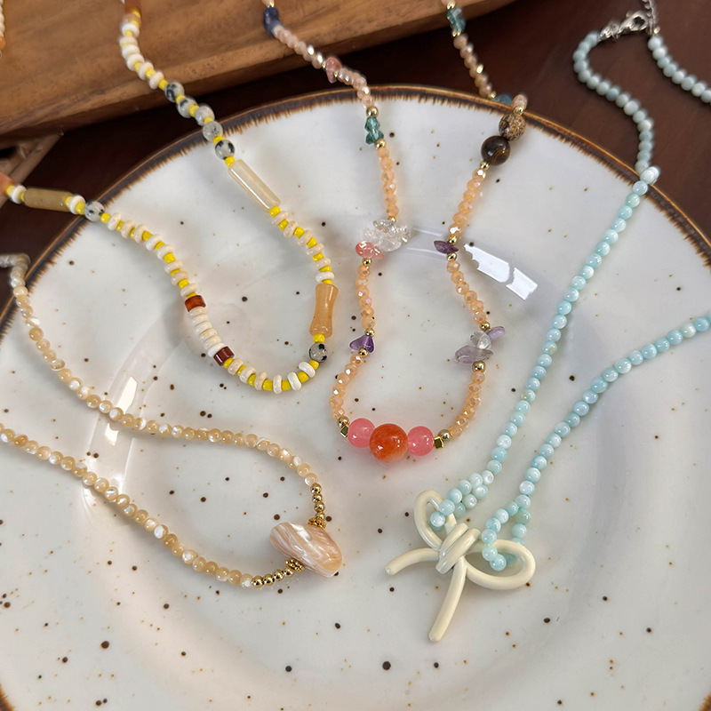 Намисто зі скляних намистин та мушлі