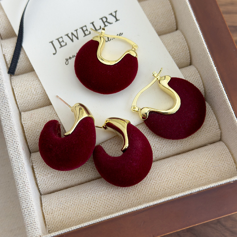Червоні оксамитові сережки U-подібної форми
