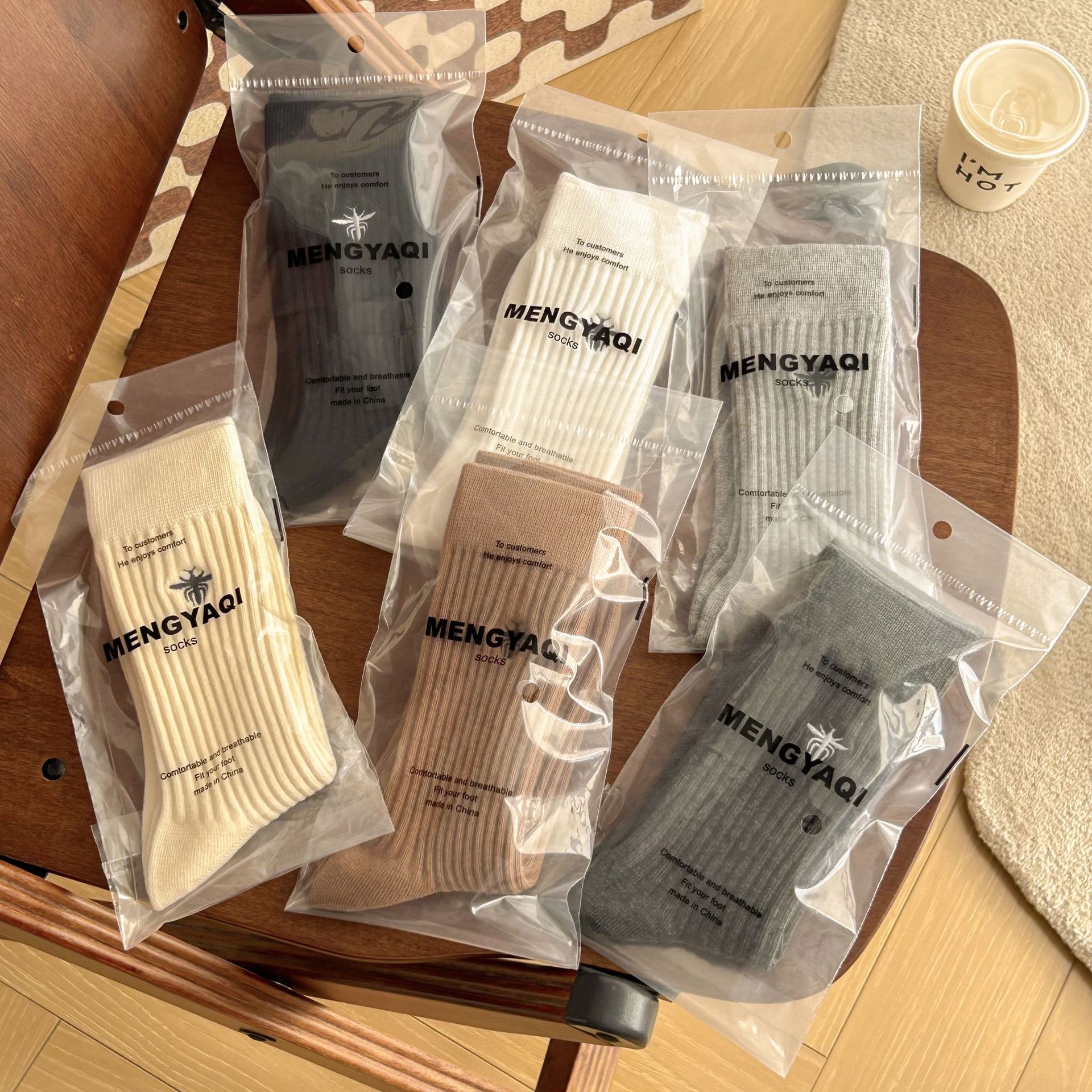 Meias Mid-Calf Bordadas com Abelha