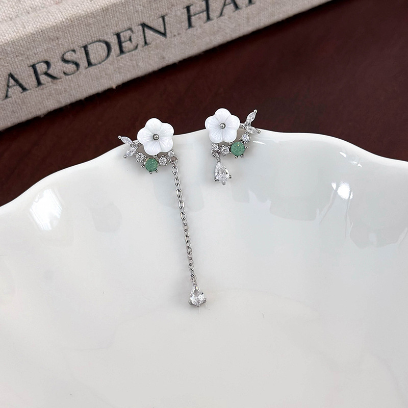 비대칭 쉘과 플로럴 이어링