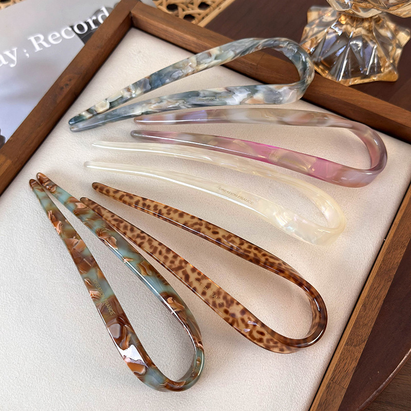 دبوس شعر على شكل U من الأسيتات