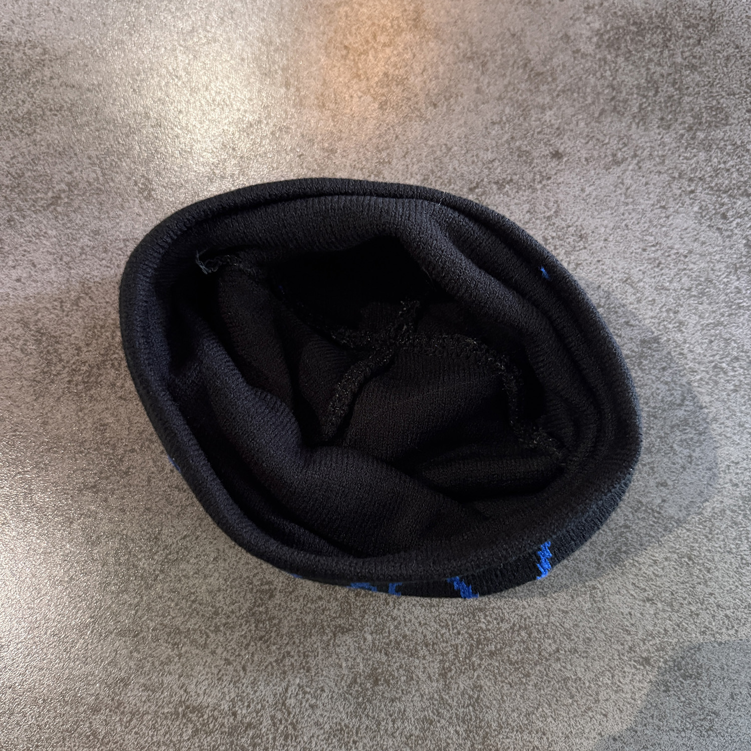 Gorro de Malha com Letras e Blocos de Cor