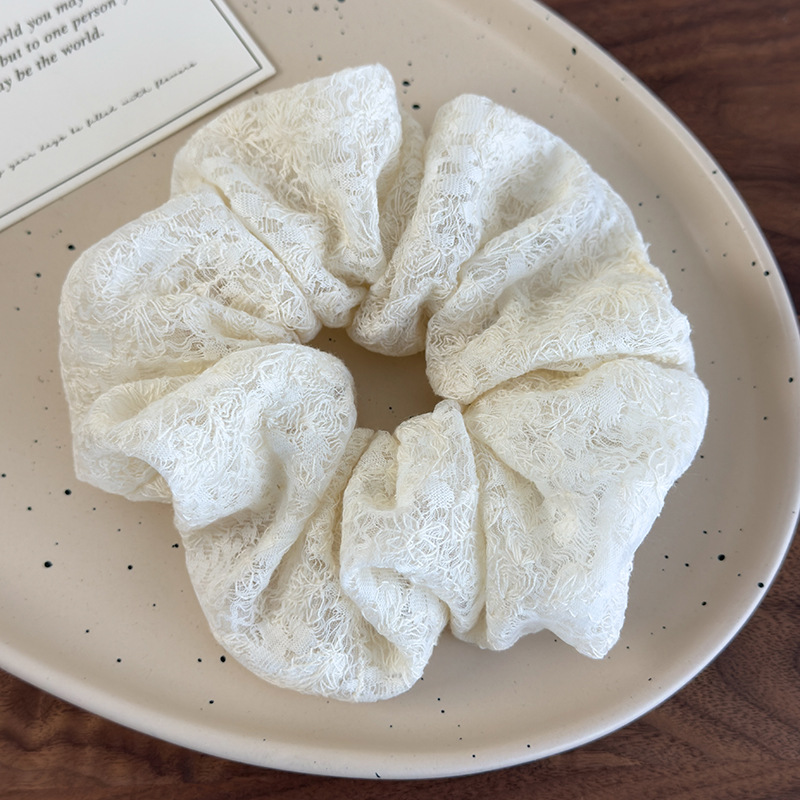 Κεντημένα κορδόνια με οδοντωτή άκρη