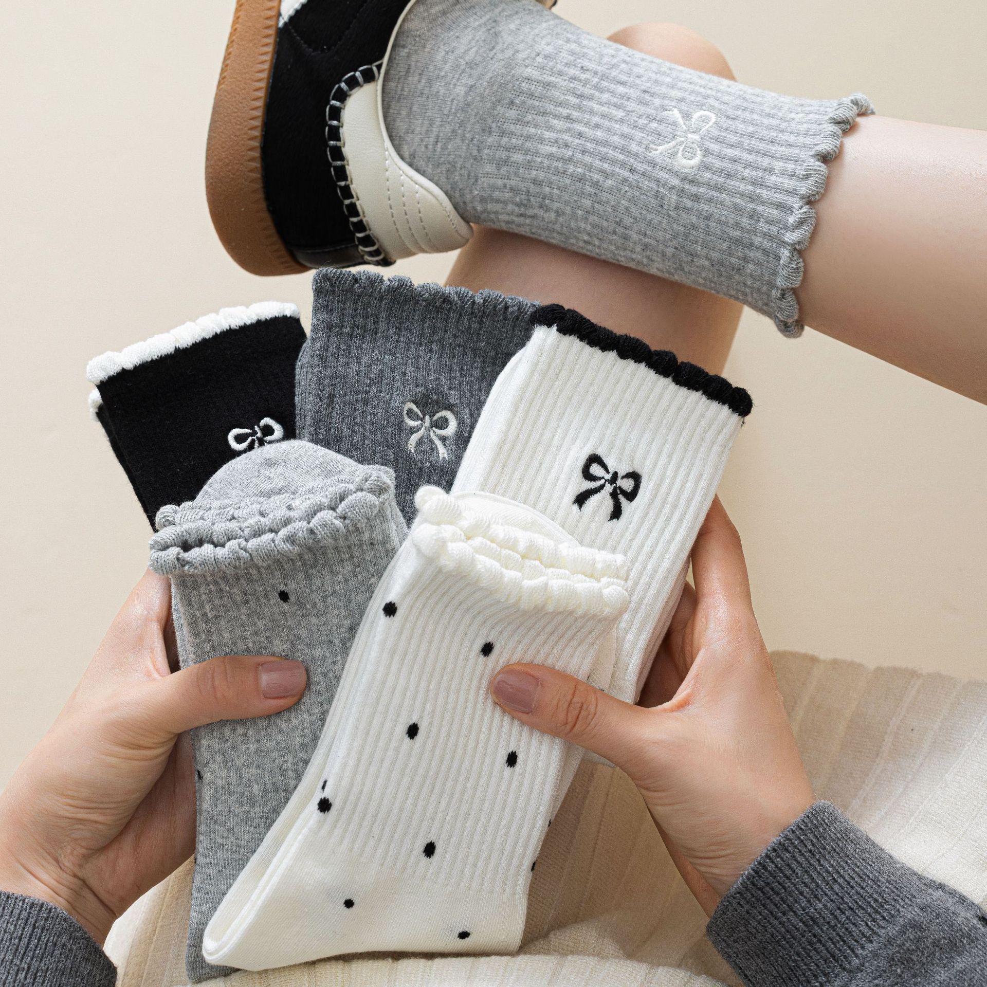 Meias Mid-Calf Femininas com Bordado de Laço e Bolinhas
