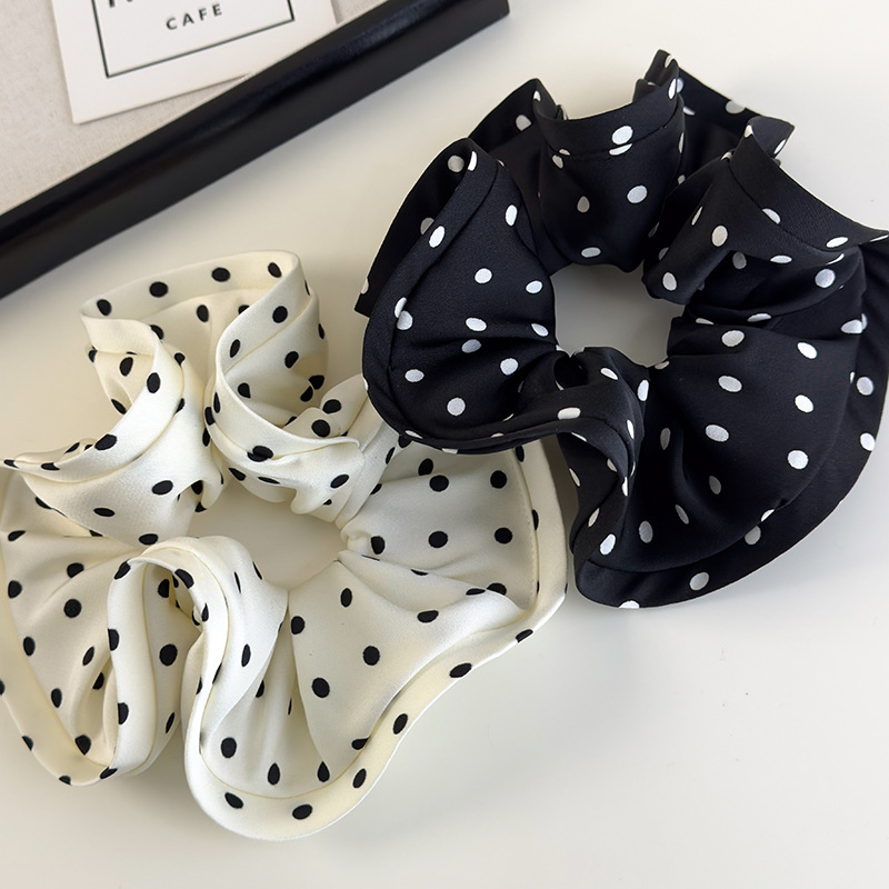 Franska Satäng Polka Dot Ruffle Scrunchy