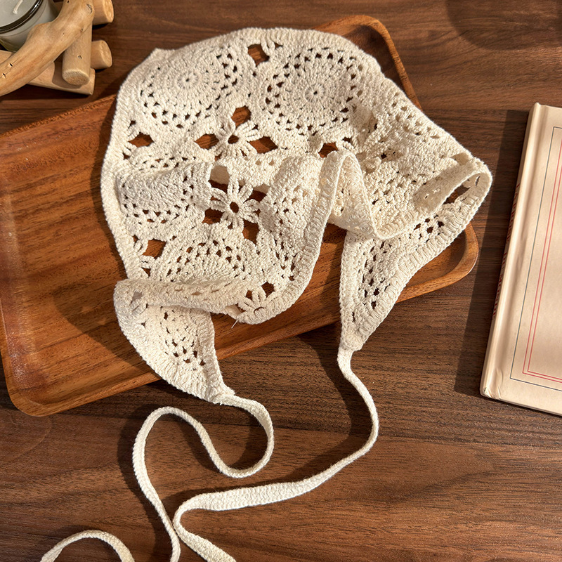 Eșarfă Triunghiulară cu Dantelă Croșetată