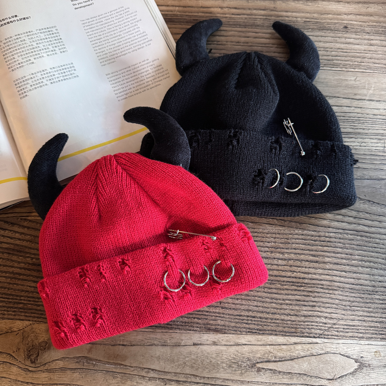 Gorro de Malha Rasgado com Chifres