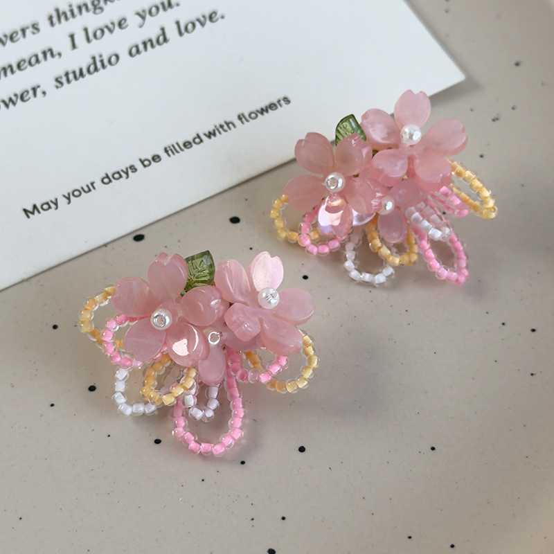 Růžové a modré květinové náušnice s korálky