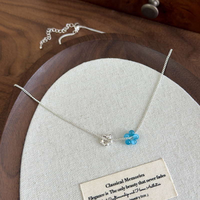 Багатошарове намисто з блакитною котячим оком квітки