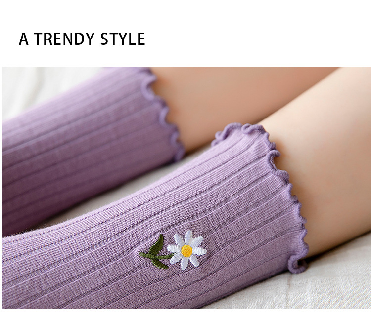 ถุงเท้าผู้หญิงลายดอกเดซี่ปักแบบ Scrunch