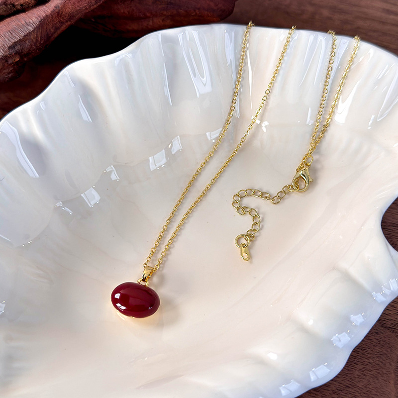 Намисто з підвіскою з бобів акації