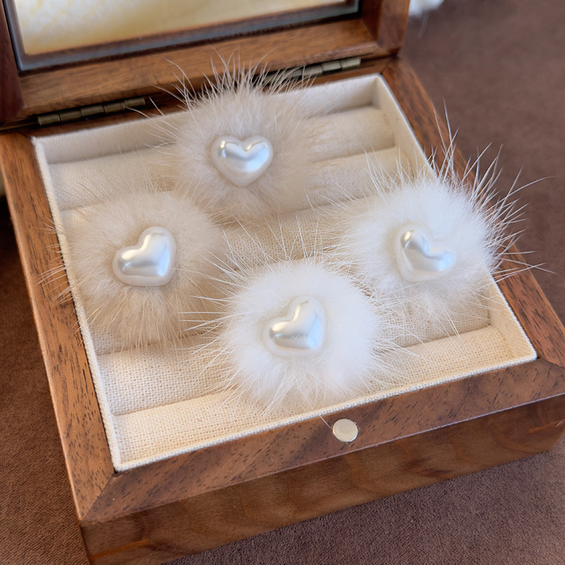 Pendientes de Corazón con Perlas y Piel Sintética