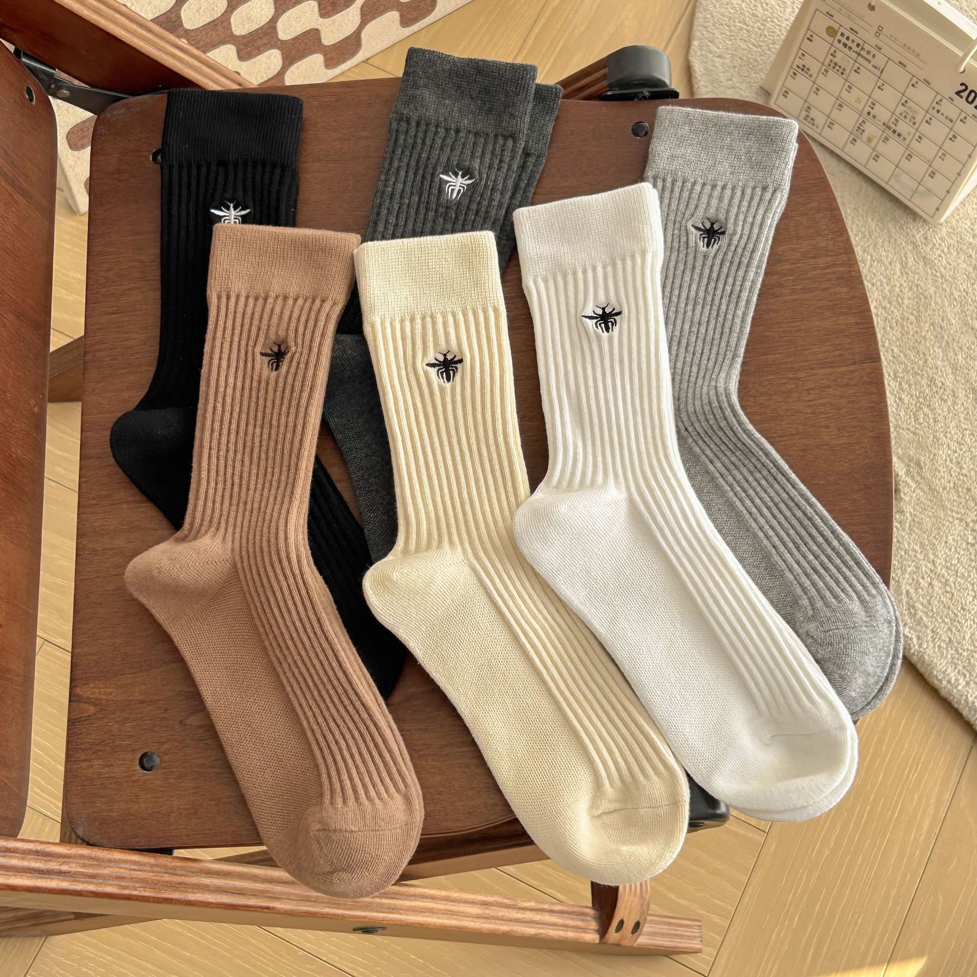 Meias Mid-Calf Bordadas com Abelha