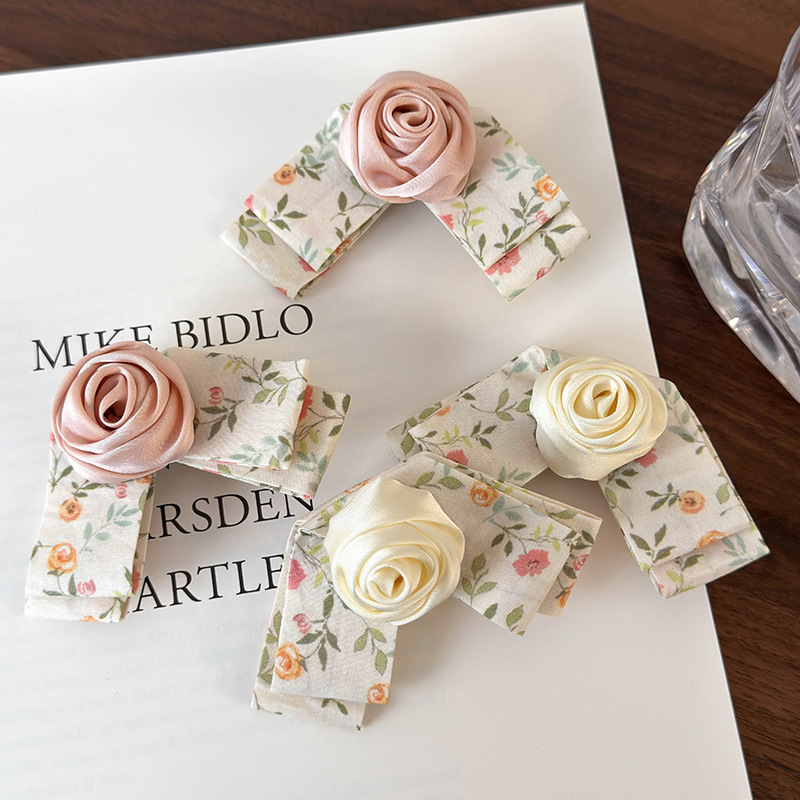 Цветочная заколка-уточка с розовым бантом