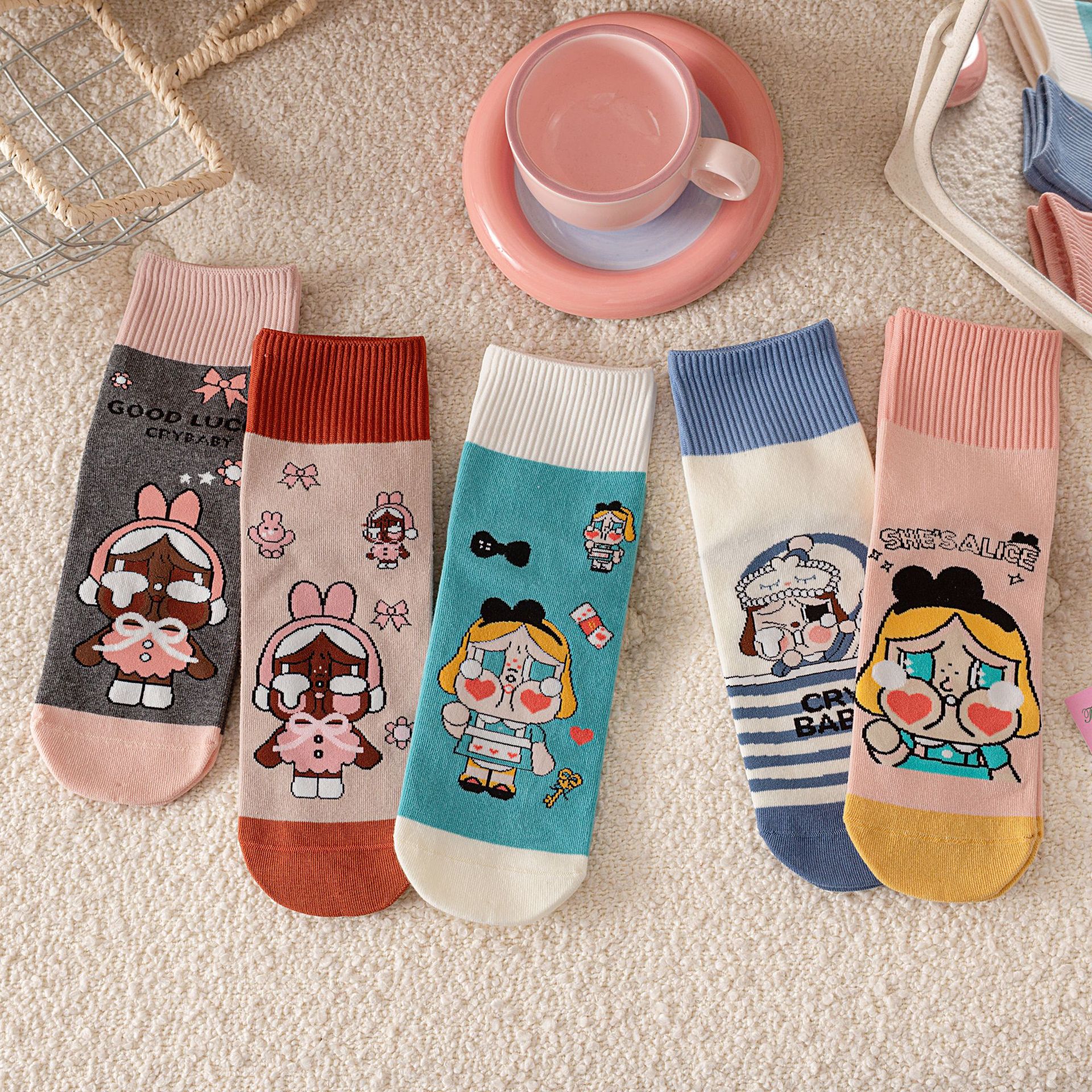 Meias Femininas com Estampa Xadrez e Ursos de Desenho Animado