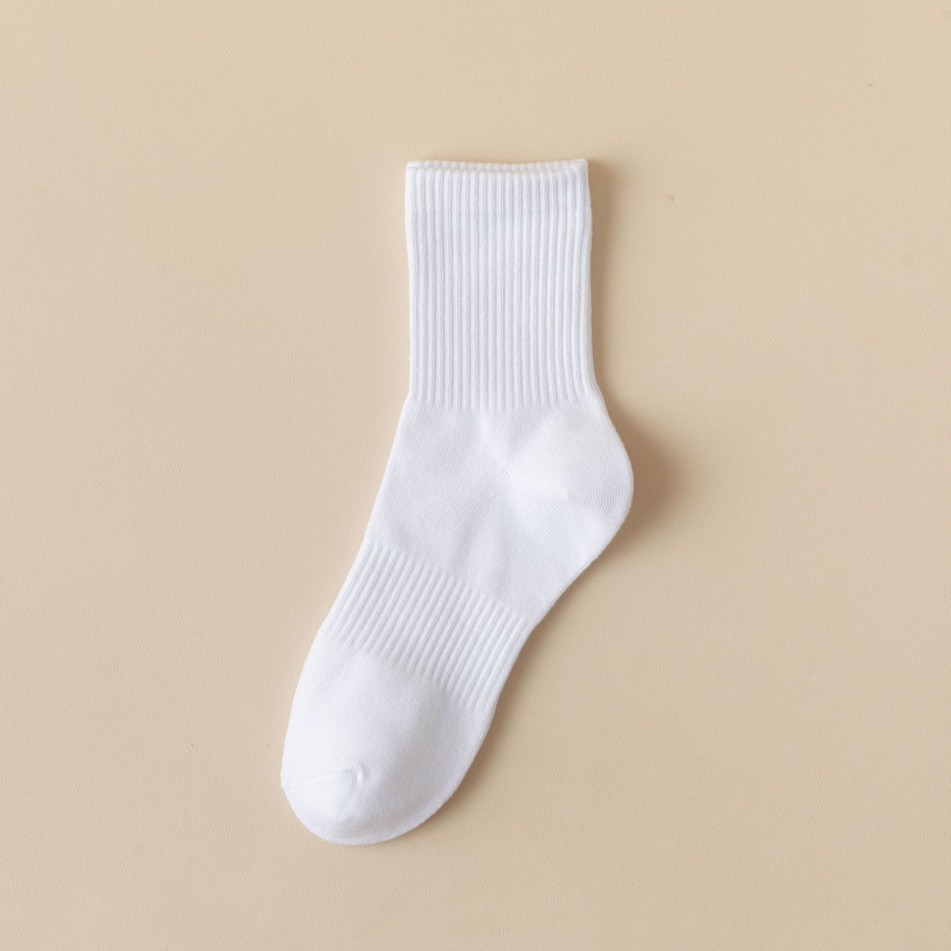 ถุงเท้ากีฬา Mid-Calf สีทึบ