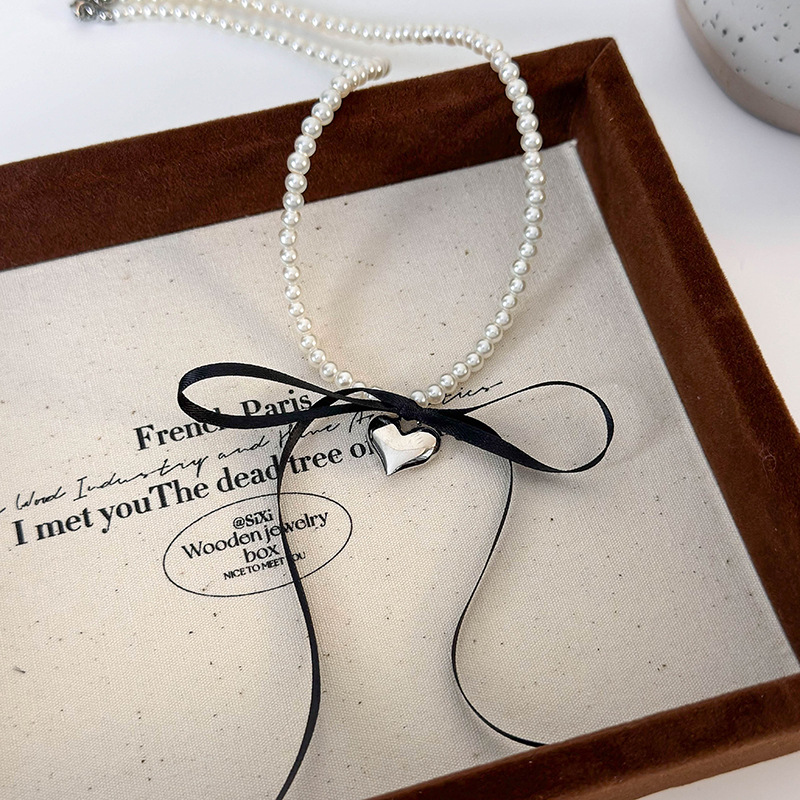 Намисто-чокер перлове з серцем і бантом