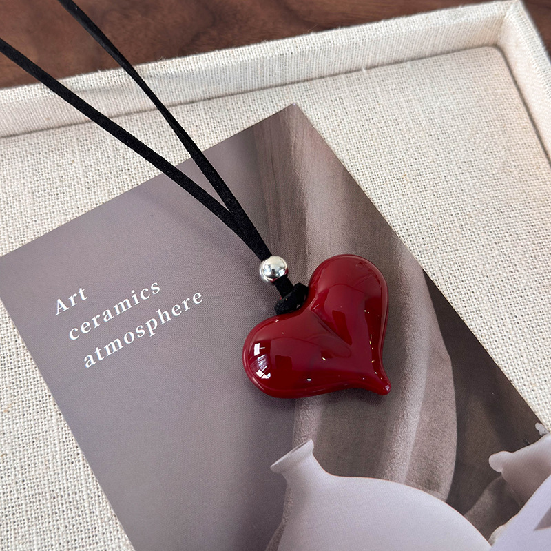 Červený Náhrdelník s Motýlkem z Lana