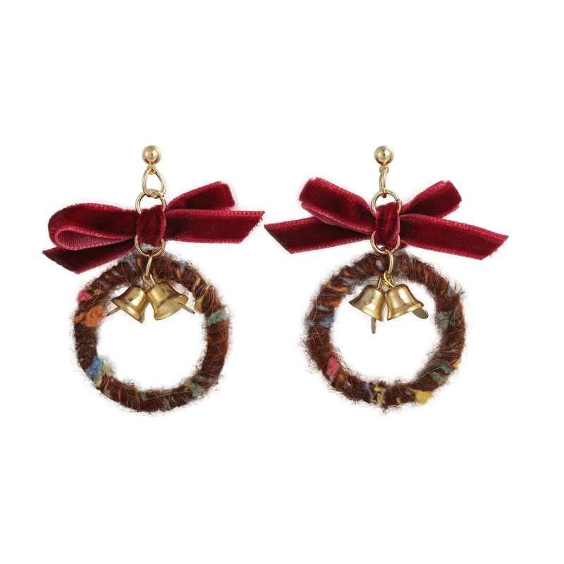 أقراط دائرية مطرزة مع ربطة وقبة