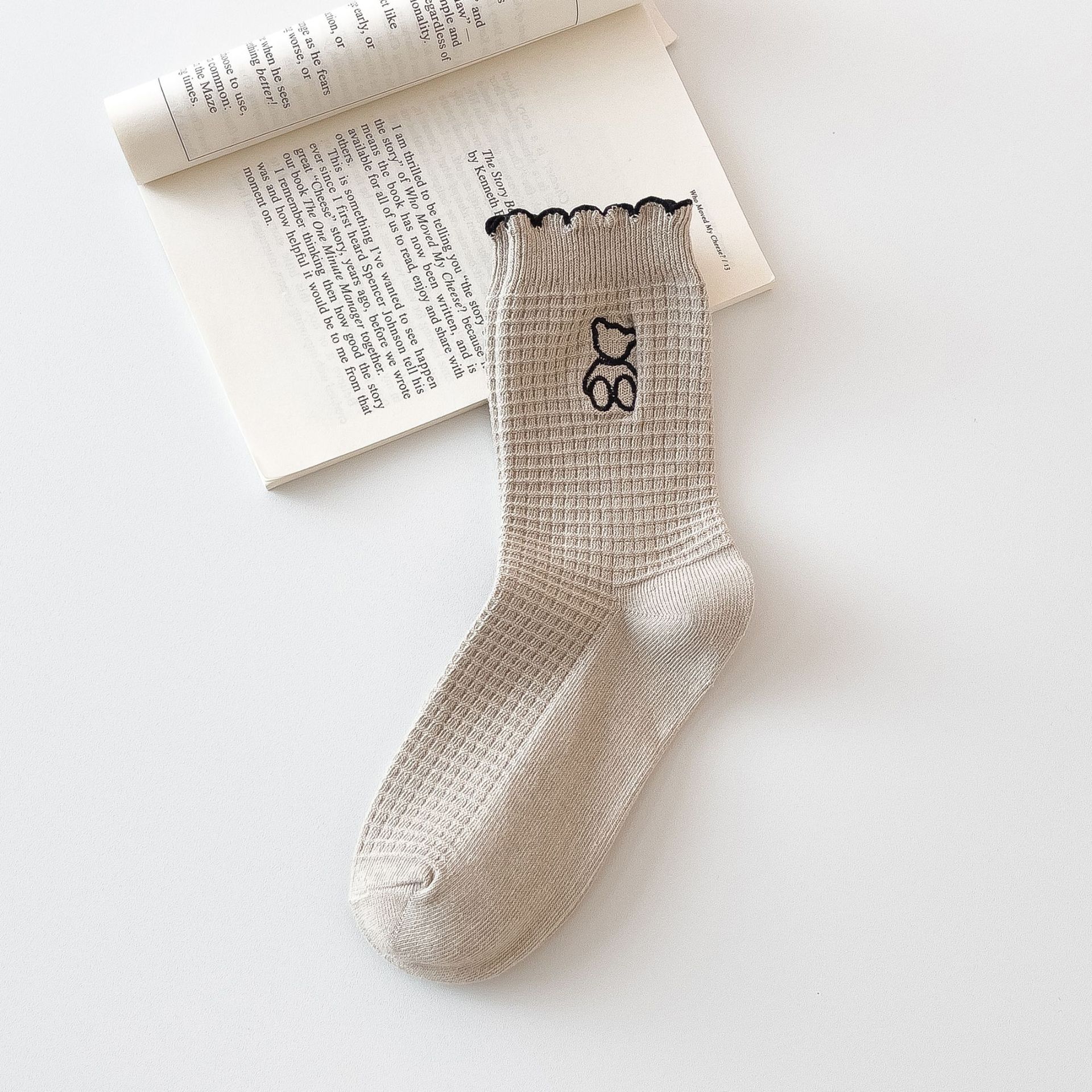 Meias de Cano Médio de Renda com Urso Bordado