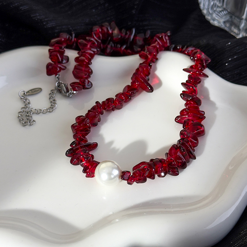 Náhrdelník s Drceným Kamenem a Perleťovými Korálky