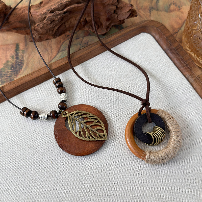 Довге богемне намисто з дерев'яною підвіскою-листком