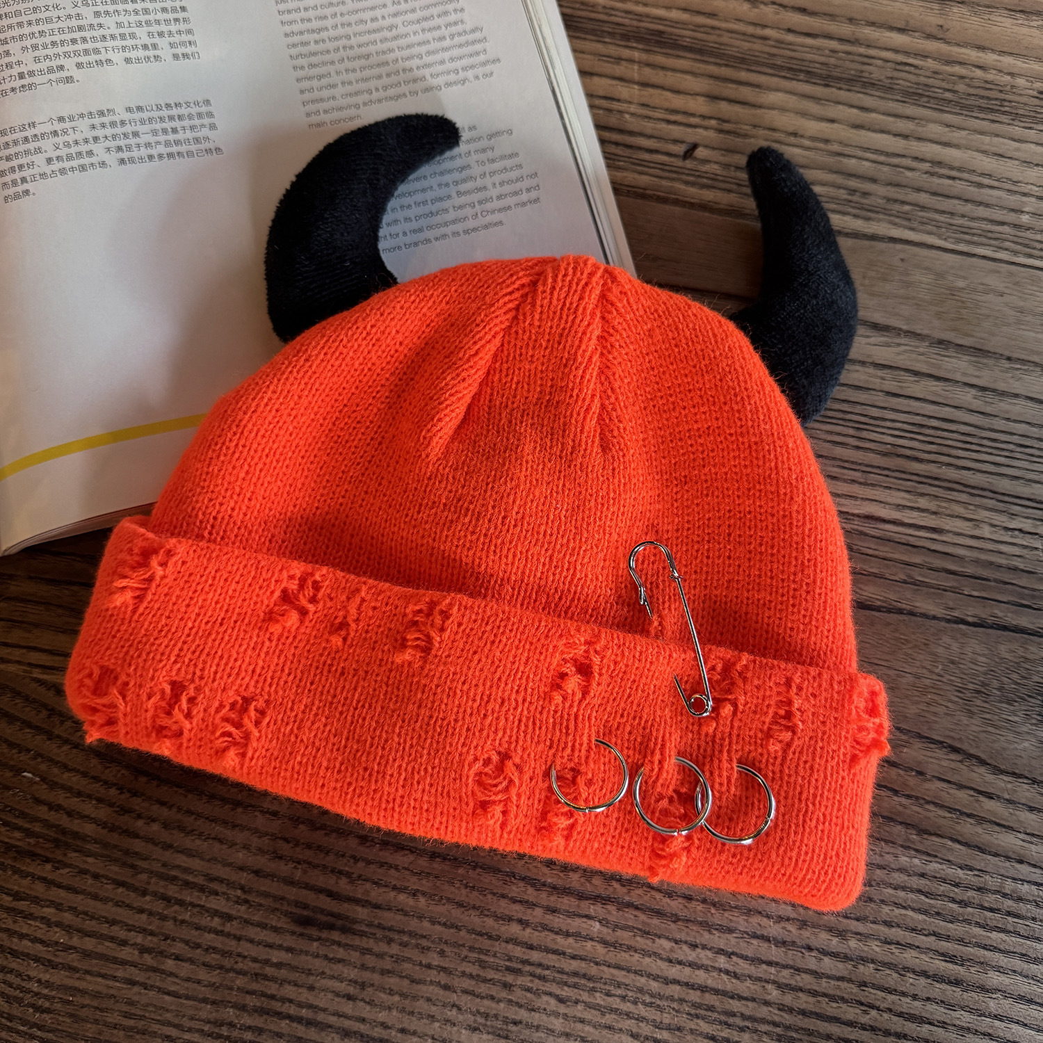 Gorro de Malha Rasgado com Chifres