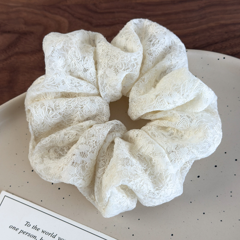 Κεντημένα κορδόνια με οδοντωτή άκρη